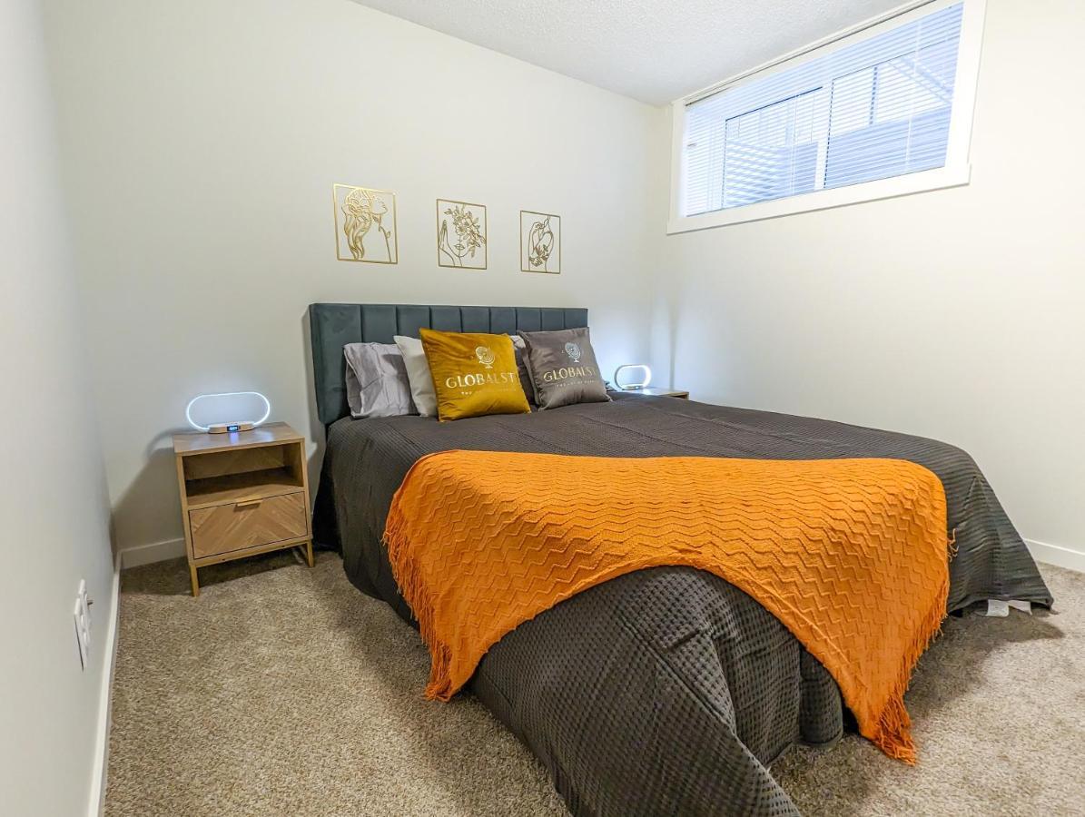 Globalstay New Apartments In Cranbrook Free Street Parking カルガリー エクステリア 写真