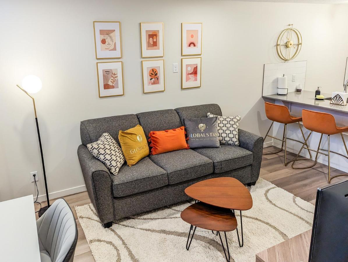 Globalstay New Apartments In Cranbrook Free Street Parking カルガリー エクステリア 写真