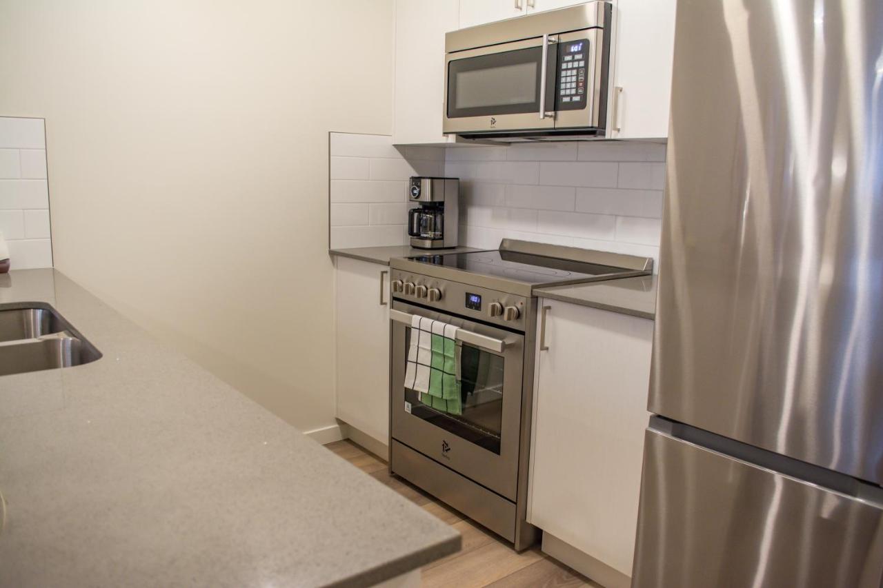 Globalstay New Apartments In Cranbrook Free Street Parking カルガリー エクステリア 写真