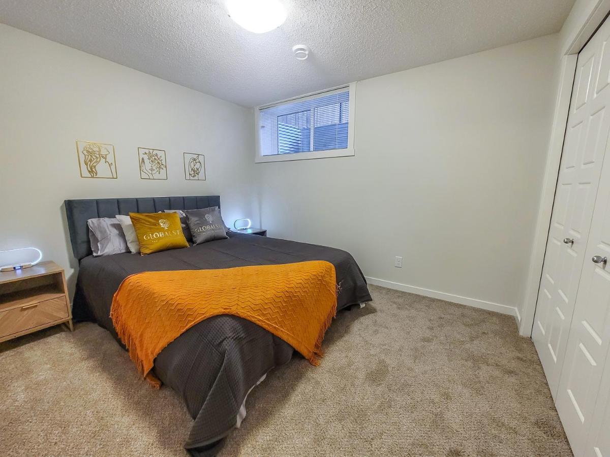 Globalstay New Apartments In Cranbrook Free Street Parking カルガリー エクステリア 写真