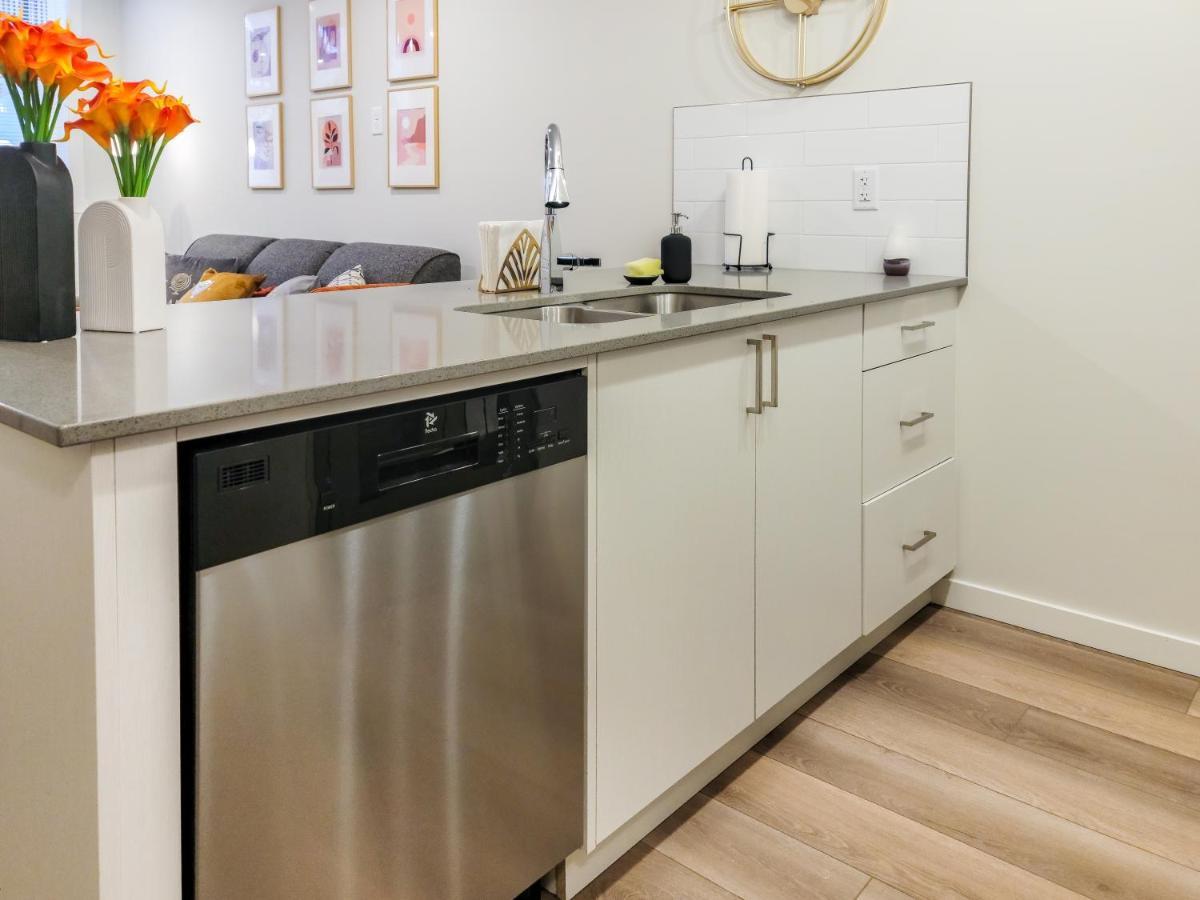 Globalstay New Apartments In Cranbrook Free Street Parking カルガリー エクステリア 写真