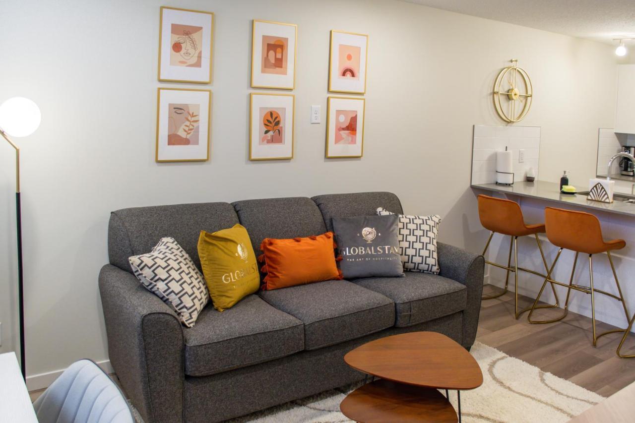 Globalstay New Apartments In Cranbrook Free Street Parking カルガリー エクステリア 写真