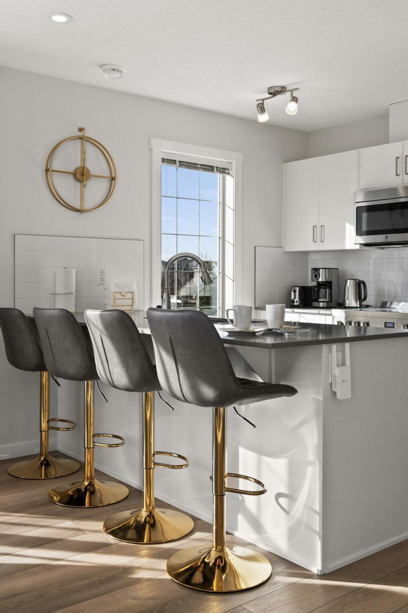 Globalstay New Apartments In Cranbrook Free Street Parking カルガリー エクステリア 写真
