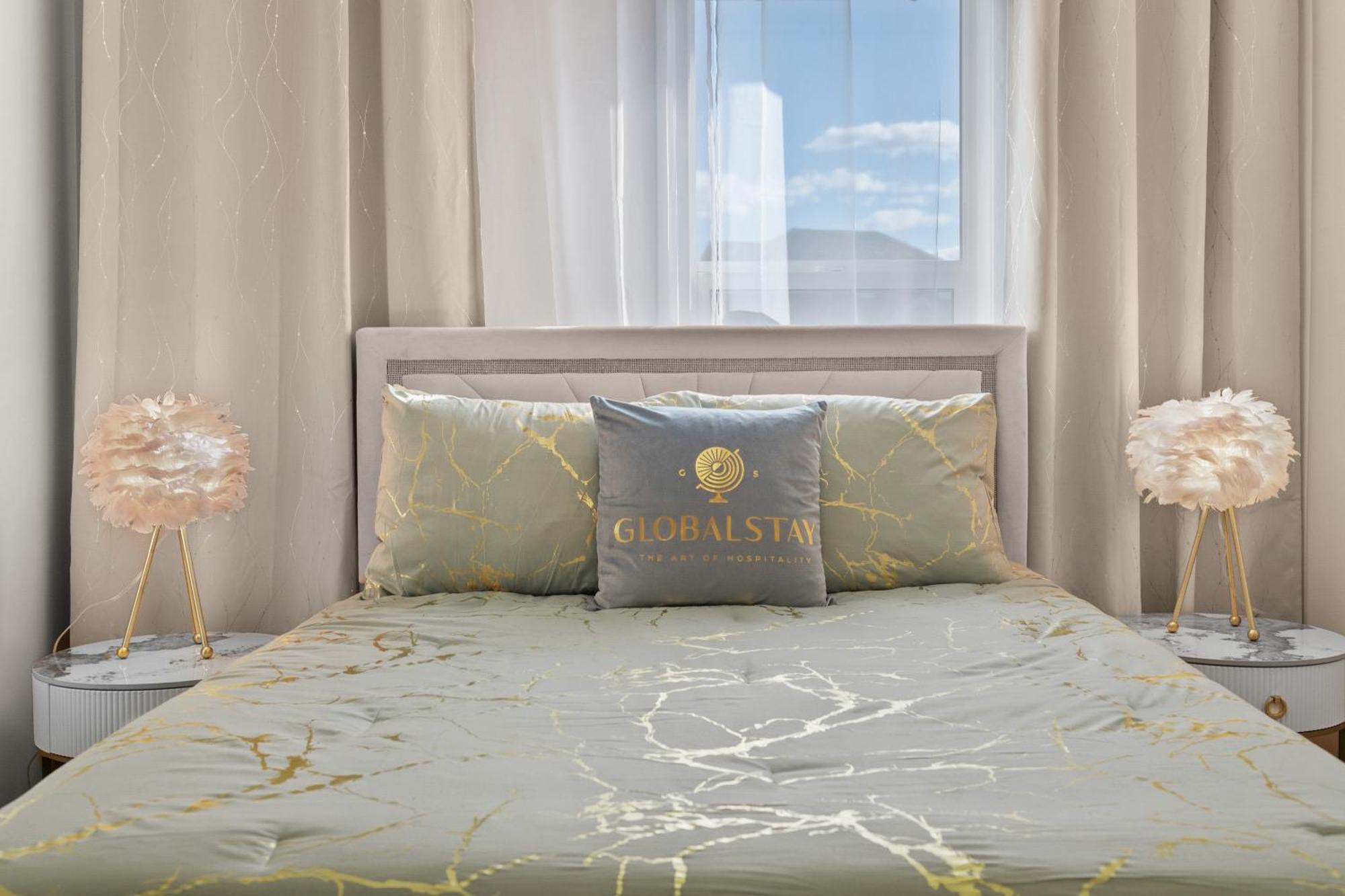 Globalstay New Apartments In Cranbrook Free Street Parking カルガリー エクステリア 写真