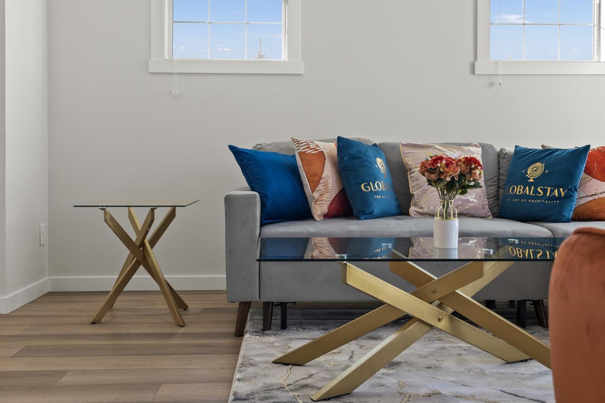 Globalstay New Apartments In Cranbrook Free Street Parking カルガリー エクステリア 写真