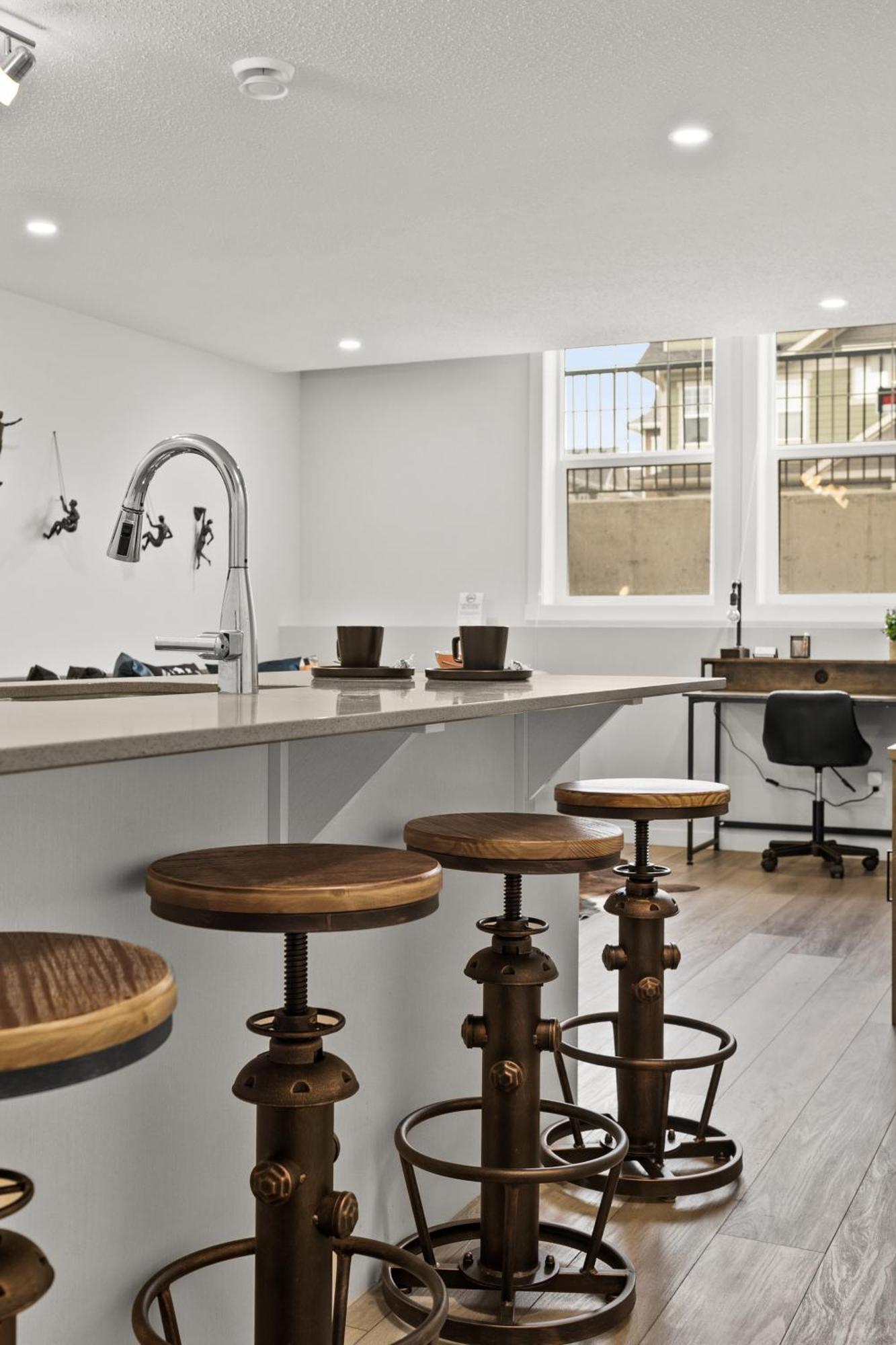 Globalstay New Apartments In Cranbrook Free Street Parking カルガリー エクステリア 写真